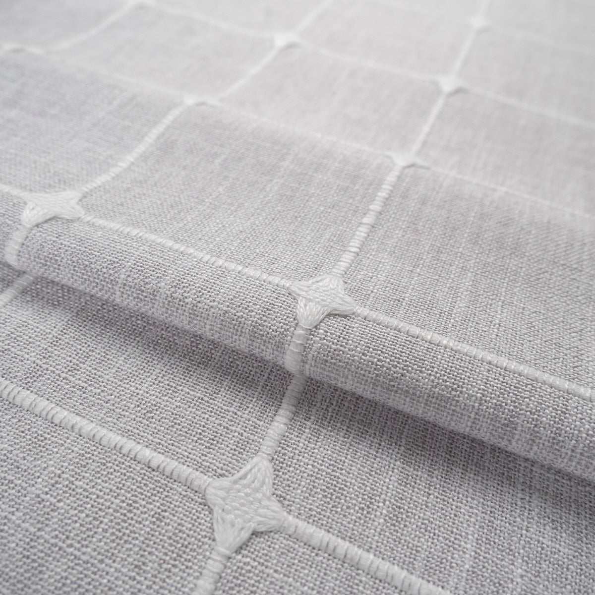 MANTELERIA LINO BORDADA GRIS ALLOY CUADROS