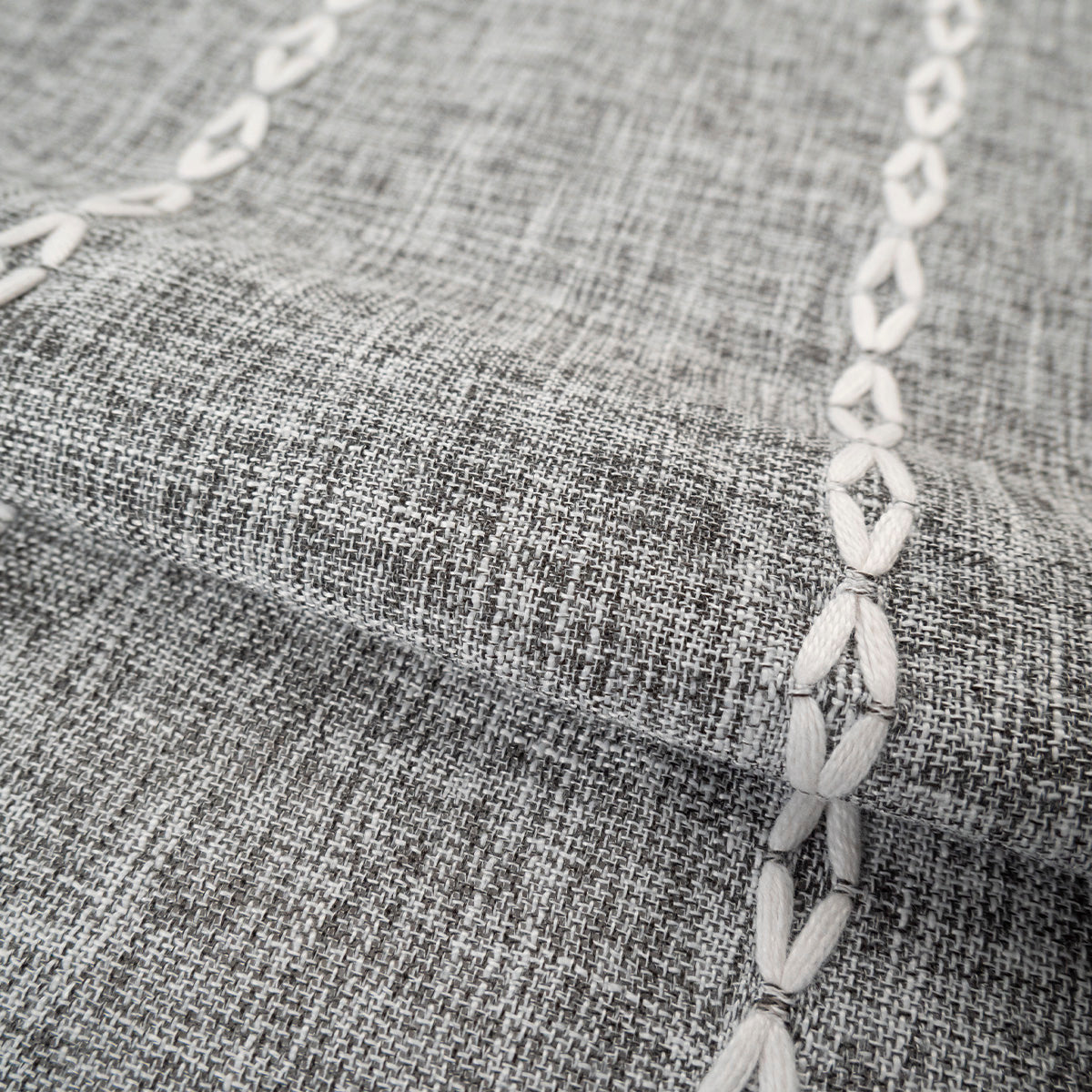 MANTELERIA LINO BORDADA GRIS SEAGRASS CADENA