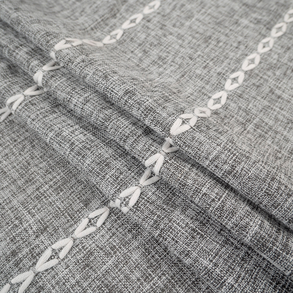 MANTELERIA LINO BORDADA GRIS SEAGRASS CADENA