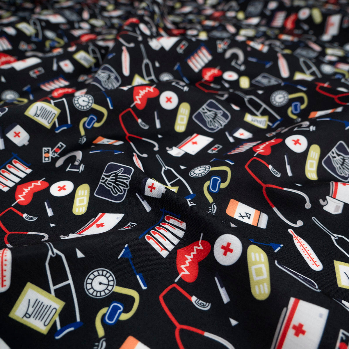 POPLIN TC ESTAMPADO NEGRO METEORITO ENFERMERIA