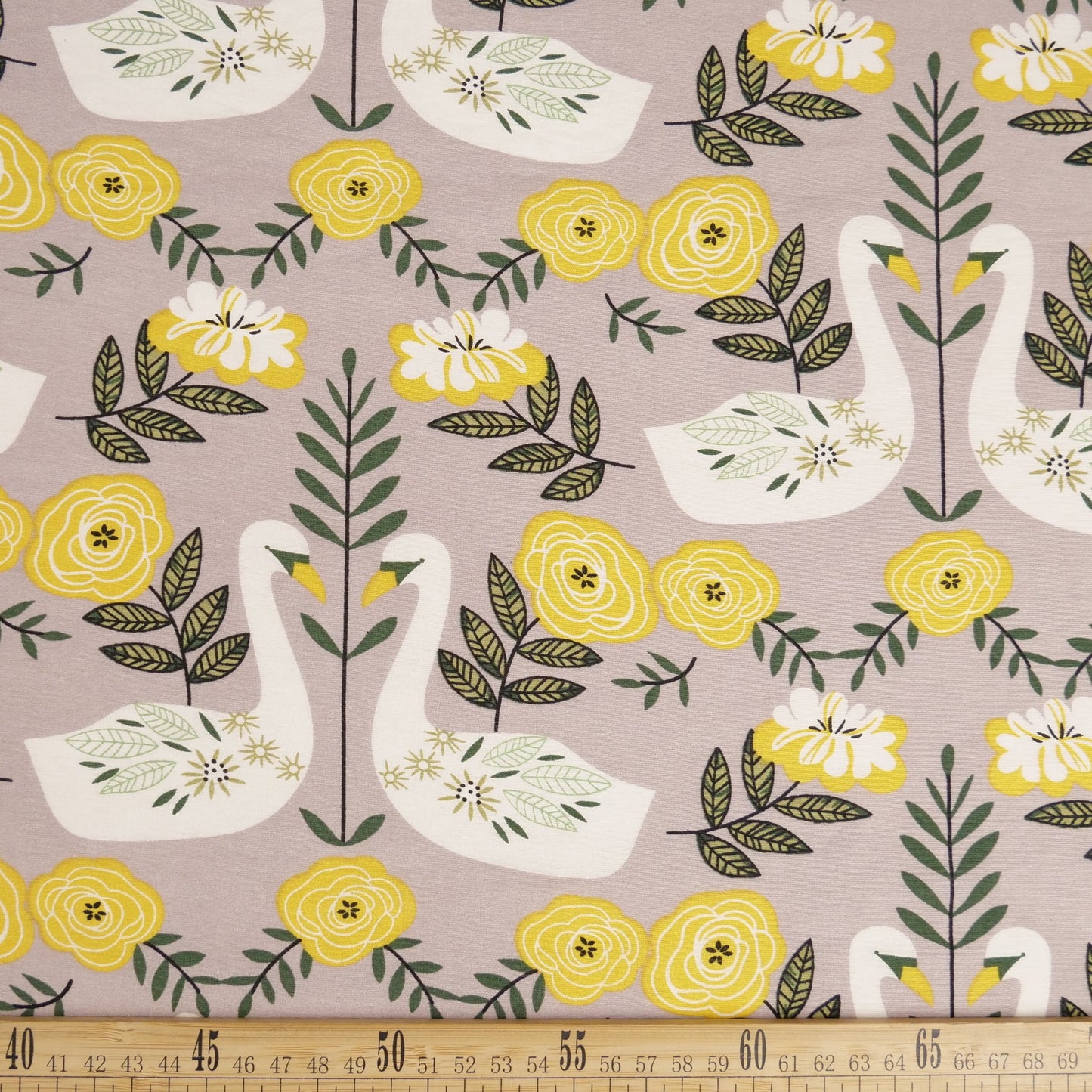 FIBRANA NYLON ESTAMPADO GRIS ALLOY CISNES BLANCO CON FLORES AMARILLAS