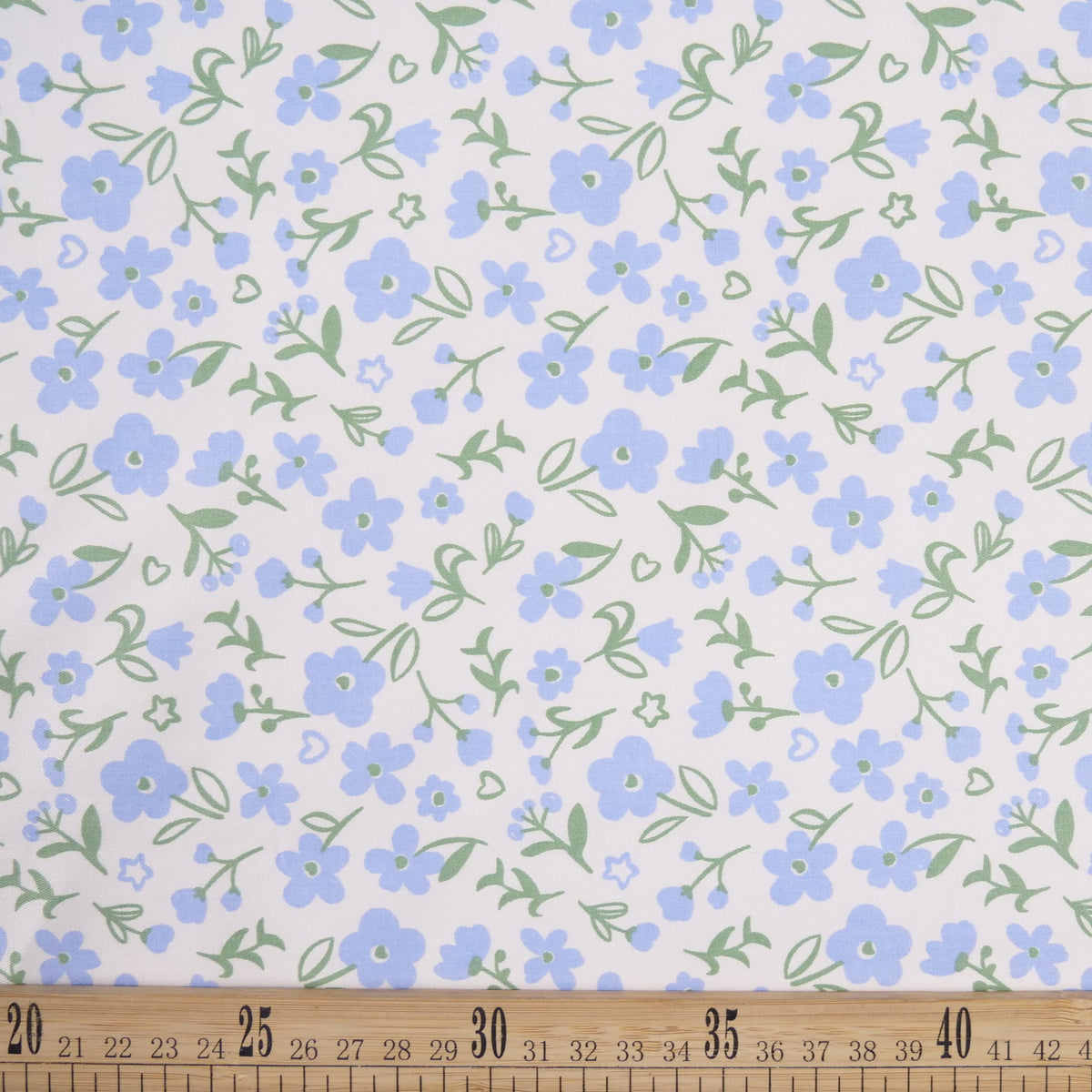 DRIL DACA ESTAMPADO BLANCO BRILLANTE CON FLORES AZULES