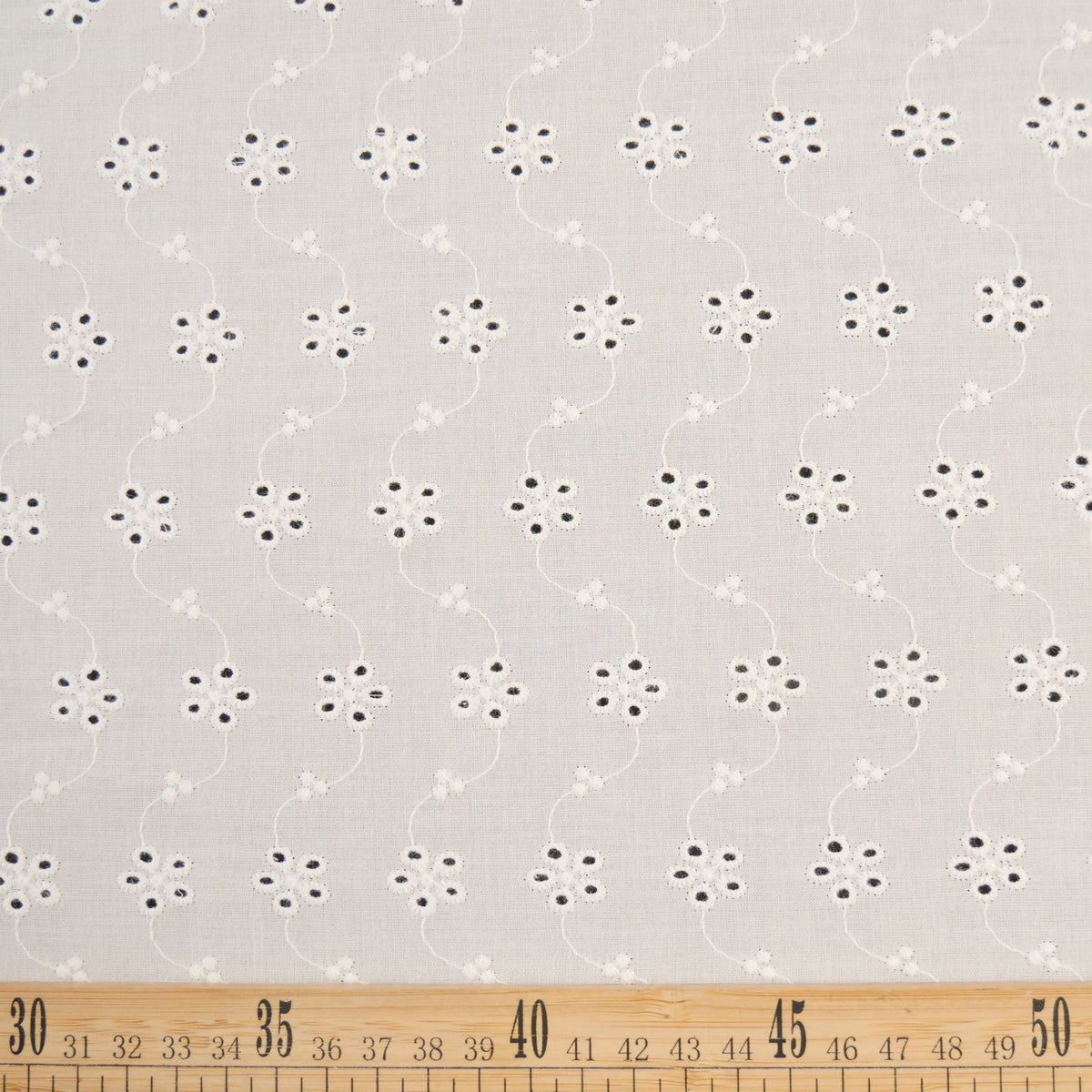 BRODERIE ESPANHOL BLANCO BRILLANTE CON FLORES PEQUEÑAS