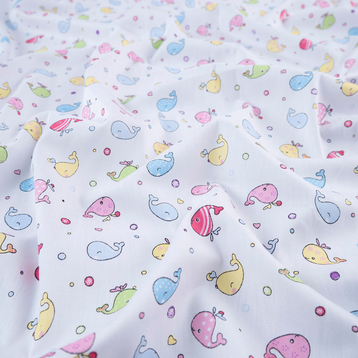 POPLIN DEEP ESTAMPADO BLANCO BRILLANTE CON BALLENAS COLORIDAS