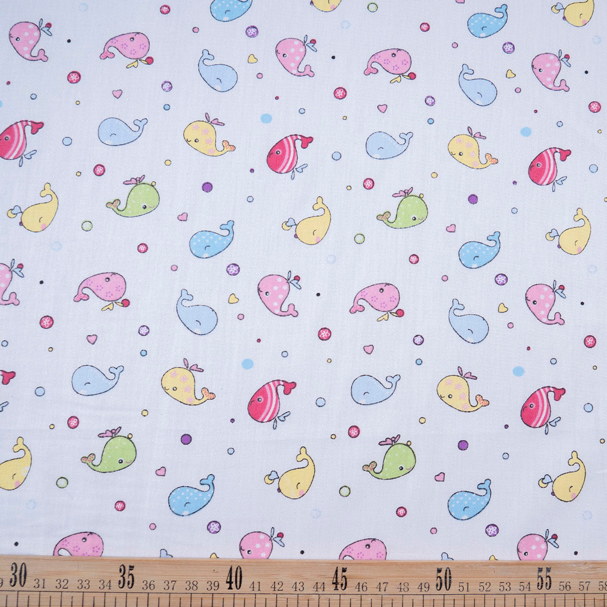 POPLIN DEEP ESTAMPADO BLANCO BRILLANTE CON BALLENAS COLORIDAS