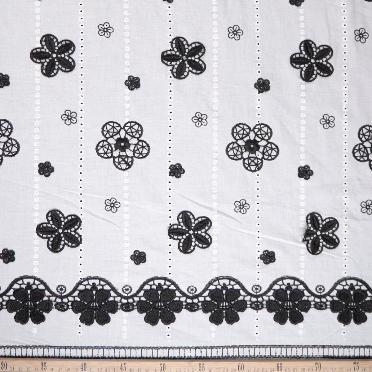 BRODERIE BLANCO BRILLANTE CON FLORES NEGRAS