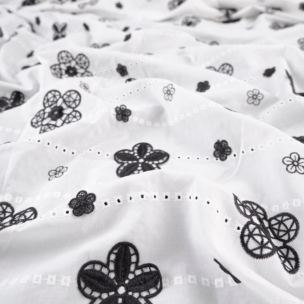 BRODERIE BLANCO BRILLANTE CON FLORES NEGRAS