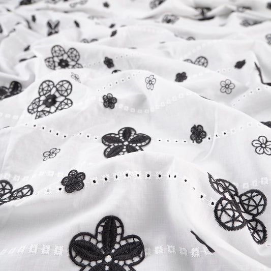 BRODERIE BLANCO BRILLANTE CON FLORES NEGRAS