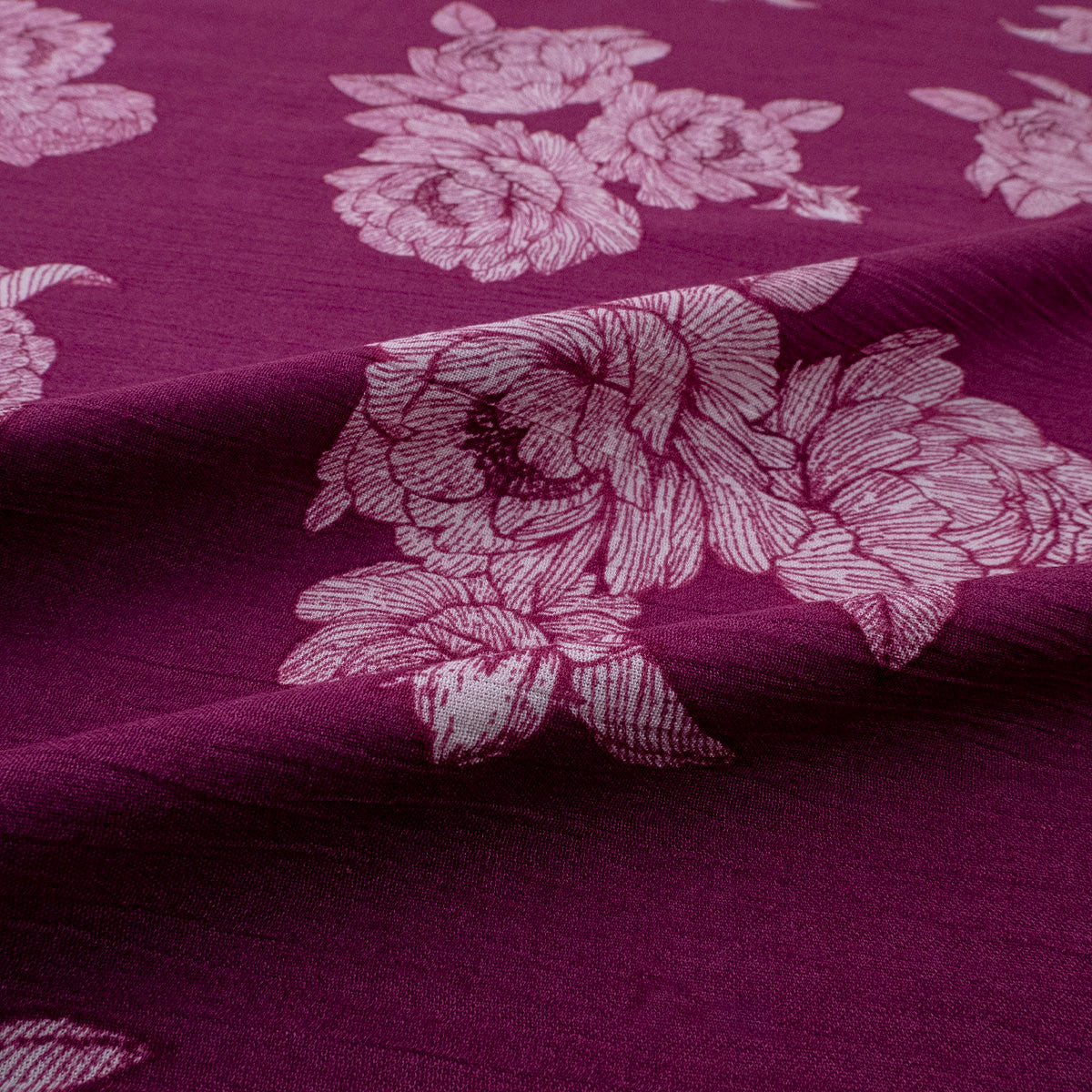 FIBRANA CREPE ESTAMPADA VIOLETA BIZANCIO ROSAS BLANCAS ESTILIZADAS