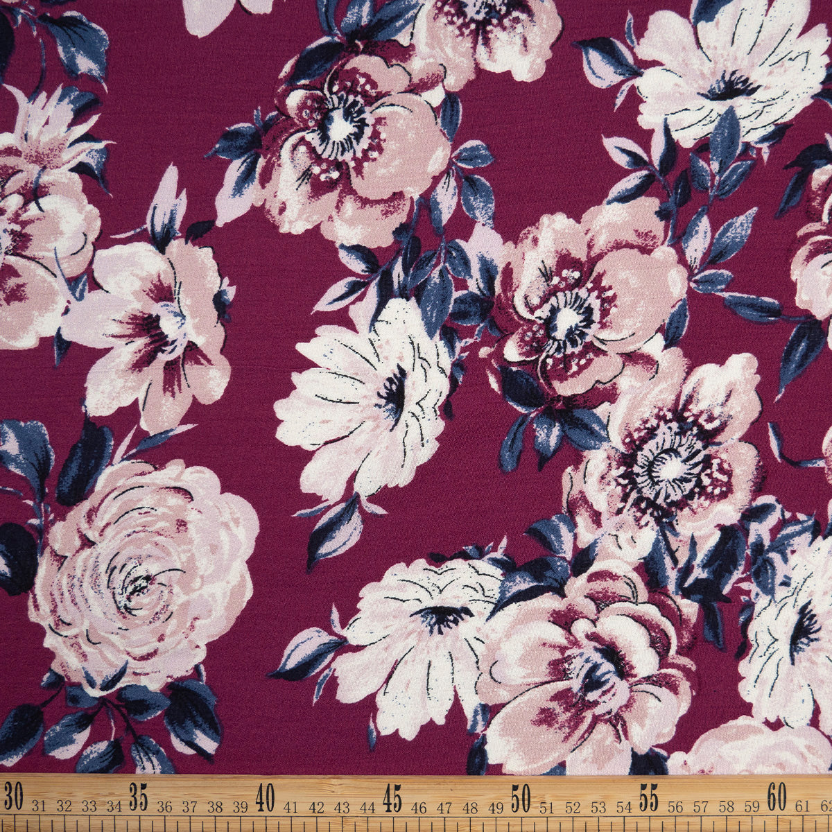 FIBRANA CREPE ESTAMPADA VIOLETA CARMIN FLORES GRANDES EN ROSA