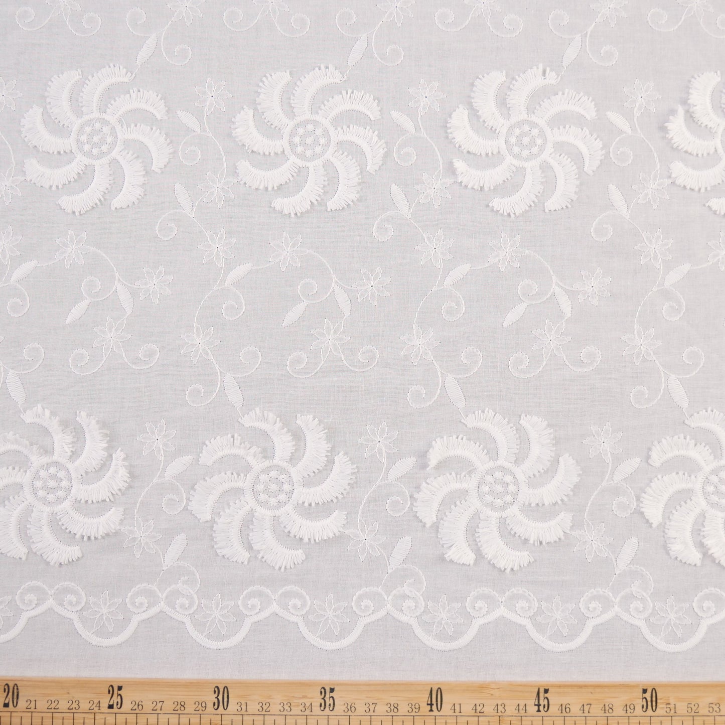 BRODERIE ROMA BLANCO BRILLANTE CON FLORES GIRATORIAS